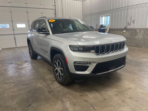 Used 2024 Jeep Grand Cherokee Limited AWD/4WD image 7