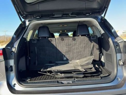 Used 2023 Toyota Highlander L FWD image 22