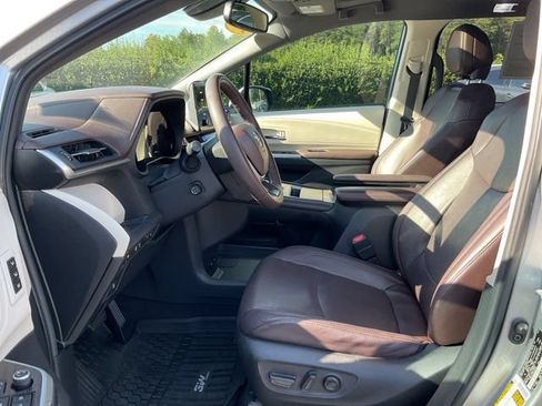Used 2022 Toyota Sienna Platinum AWD/4WD image 20