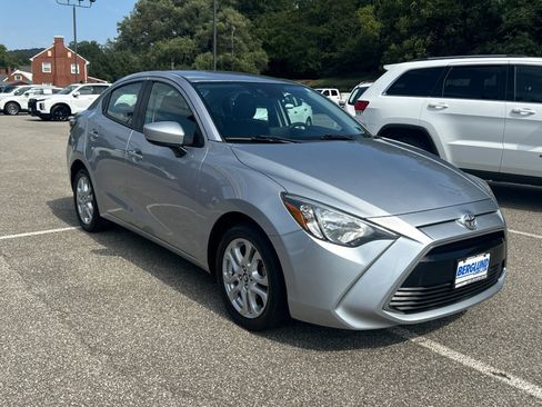 Used 2017 Toyota Yaris iA FWD image 3
