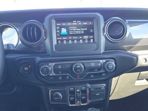 Used 2021 Jeep Gladiator Sport image 24