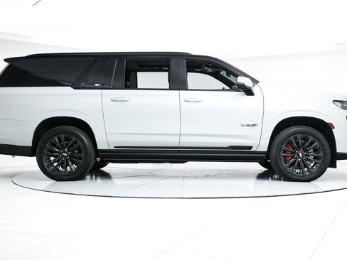 Used 2024 Cadillac Escalade ESV V w/ LPO, ONYX Package image 6