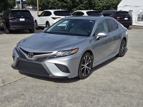 Used 2019 Toyota Camry SE FWD image 2
