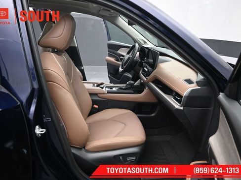 Used 2025 Toyota Grand Highlander AWD image 36