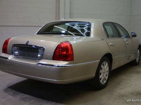 Used 2010 Lincoln Town Car Signature Limited image 4