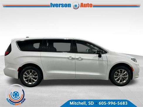 New 2026 Chrysler Pacifica Select image 9