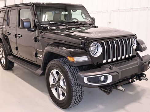 Used 2022 Jeep Wrangler Unlimited Sahara w/ LED Lighting Group AWD/4WD image 4