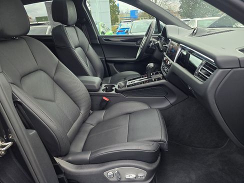 Used 2025 Porsche Macan image 28