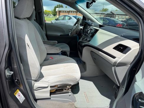 Used 2011 Toyota Sienna LE w/ Towing Pkg FWD image 11