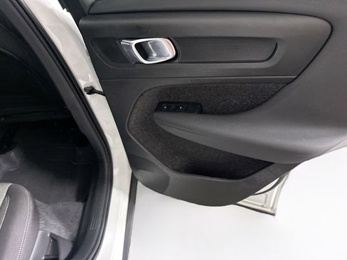 Used 2025 Volvo XC40 B5 Core image 31