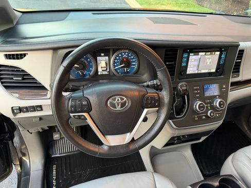 Used 2017 Toyota Sienna XLE w/ XLE Navigation Package FWD image 34
