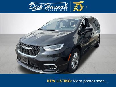 Used 2025 Chrysler Pacifica Select