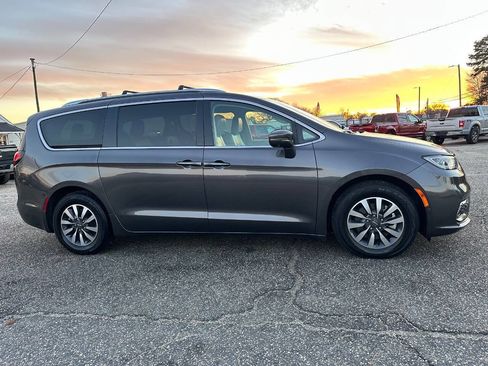 Used 2021 Chrysler Pacifica Touring-L image 22