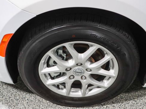 Used 2023 Chrysler Pacifica Touring-L FWD image 11