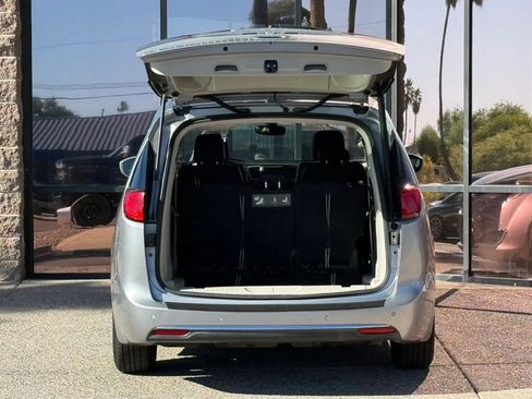Used 2019 Chrysler Pacifica Touring-L image 30