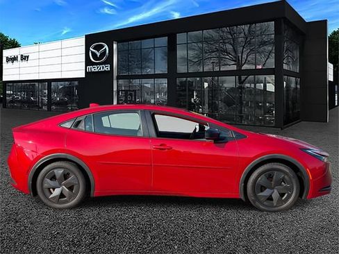 Used 2024 Toyota Prius LE FWD image 5