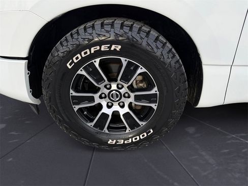 Used 2021 Nissan Titan SV image 14