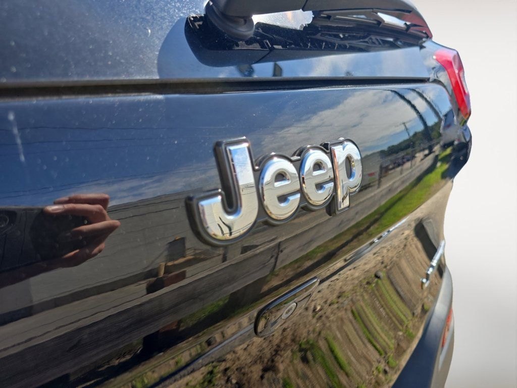 Certified 2018 Jeep Cherokee Limited AWD/4WD image 12