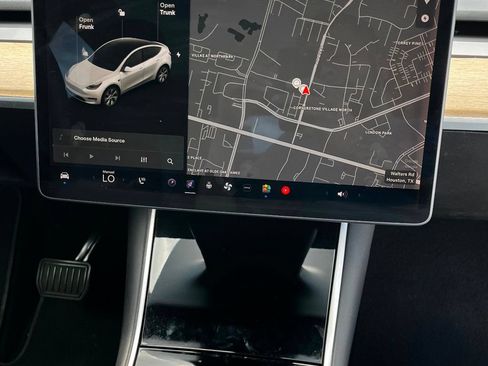 Used 2021 Tesla Model Y Long Range AWD/4WD image 24