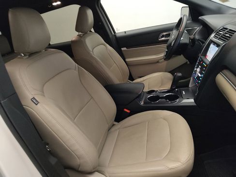 Used 2019 Ford Explorer Limited w/ Ford Safe & Smart Package image 21