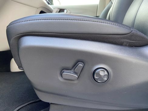 Used 2024 Chrysler Pacifica Touring-L AWD/4WD image 12