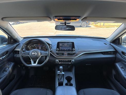Used 2025 Nissan Altima 2.5 SV FWD image 32