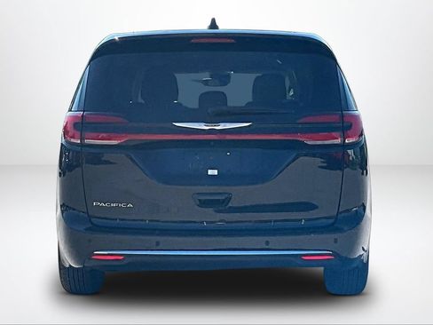 Used 2024 Chrysler Pacifica Touring-L FWD image 5