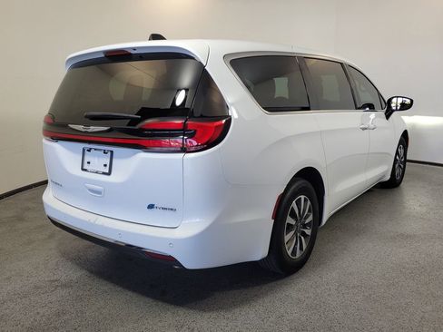 Used 2024 Chrysler Pacifica Select image 6