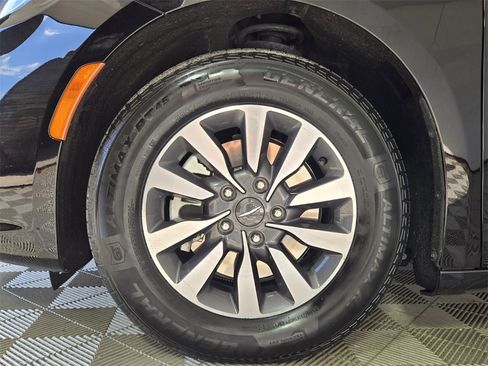 Used 2024 Chrysler Pacifica Select image 5