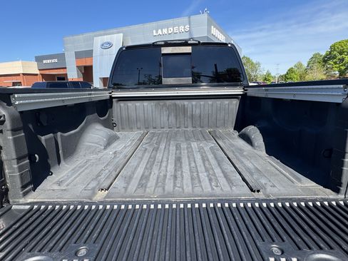 Used 2018 Nissan Titan SV image 14