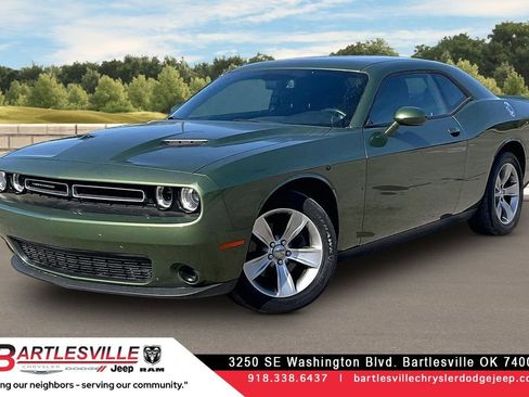 Used 2018 Dodge Challenger SXT image 1