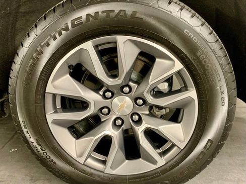 Used 2024 Chevrolet Suburban LT w/ Luxury Package RWD image 11