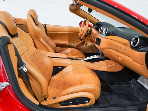 Used 2015 Ferrari California T RWD image 15