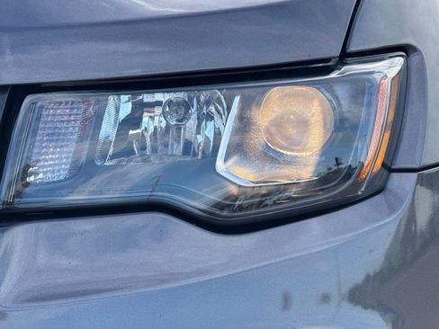 Used 2018 Jeep Grand Cherokee Altitude image 10