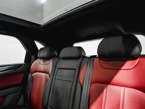 Used 2019 Bentley Bentayga image 40