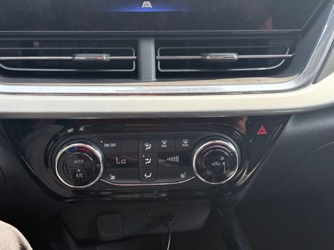 Used 2024 Chevrolet Trax LT w/ LT Convenience Package FWD image 11