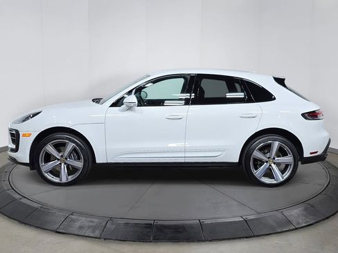 Certified 2025 Porsche Macan AWD/4WD image 2