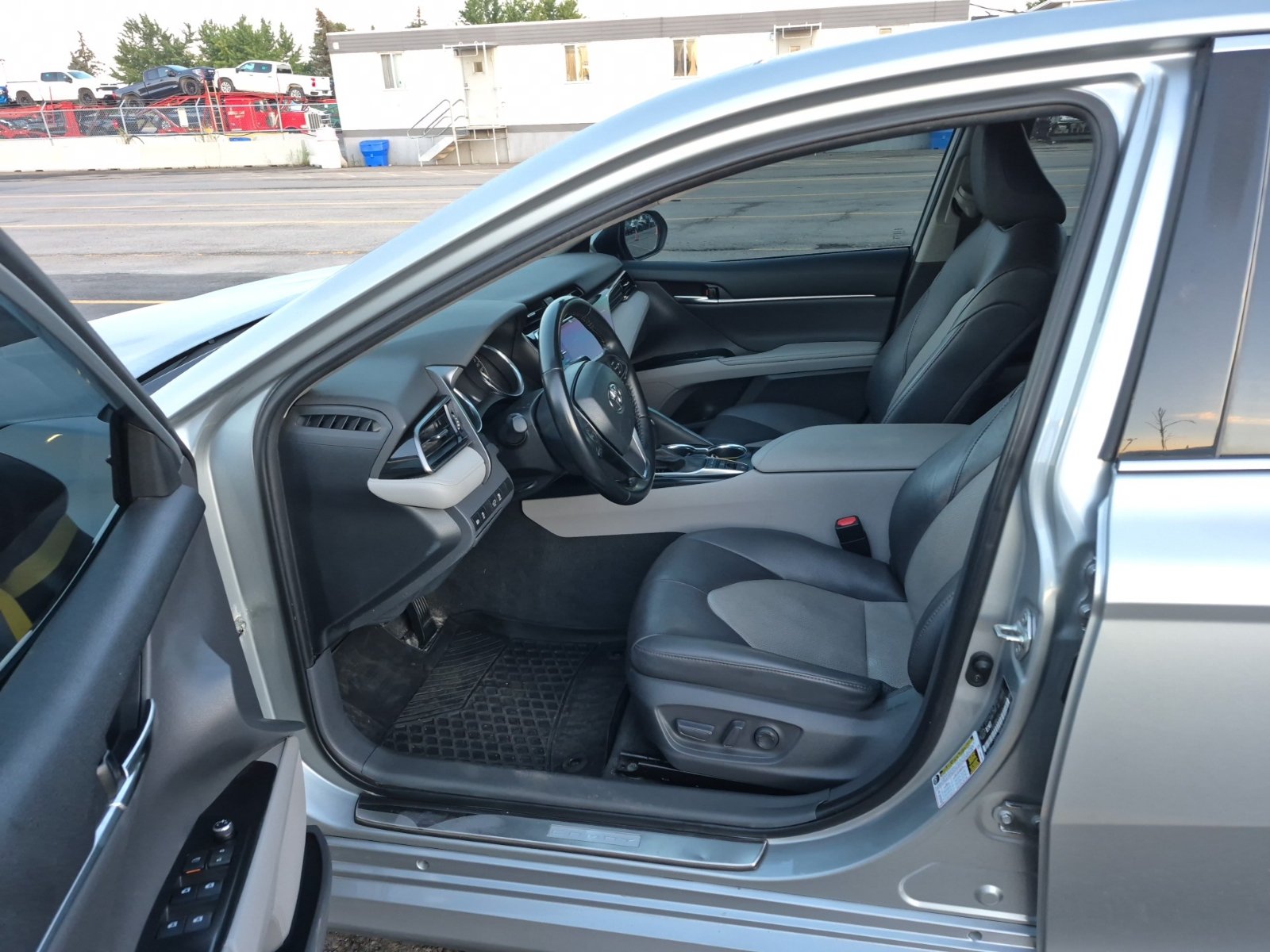 Used 2020 Toyota Camry XLE FWD image 7
