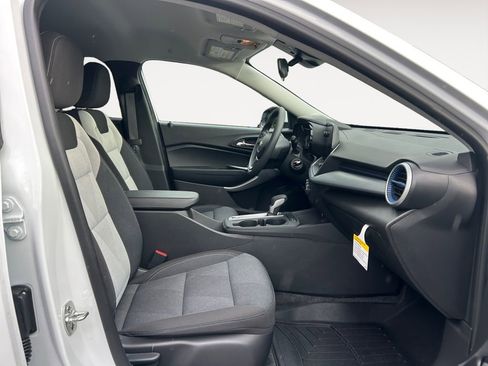 Used 2025 Chevrolet Trax LS w/ LS Convenience Package FWD image 11