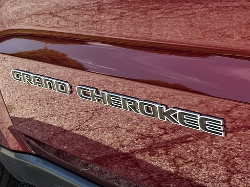 Used 2017 Jeep Grand Cherokee Laredo AWD/4WD image 32