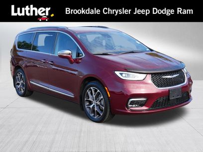 Used 2021 Chrysler Pacifica Limited w/ Uconnect Theater Family Group