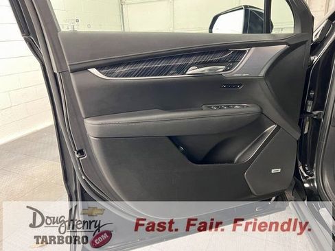 Used 2025 Cadillac XT6 Premium Luxury image 28