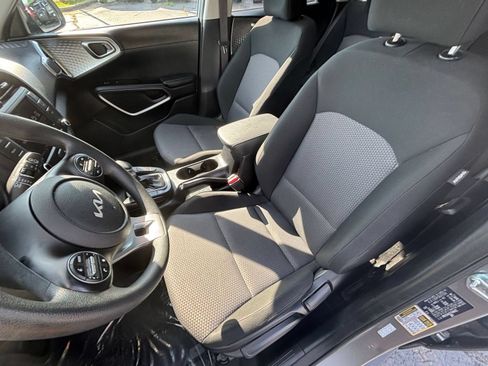 Used 2025 Kia Soul LX w/ LX Technology Package FWD image 31