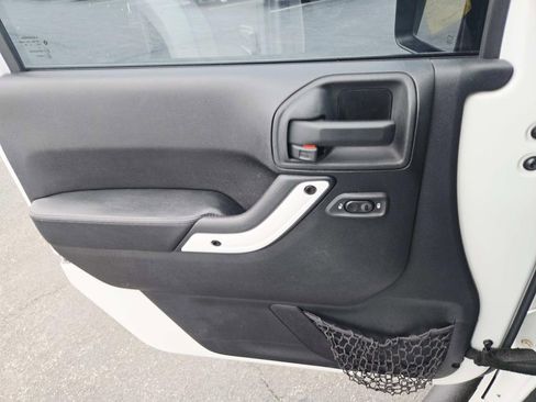 Used 2015 Jeep Wrangler Unlimited Sahara image 34