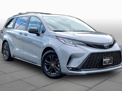 Used 2025 Toyota Sienna XSE w/ XSE Plus Package AWD/4WD image 3