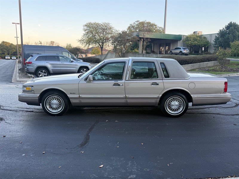 Used 1997 Lincoln Town Car Signature RWD image 9