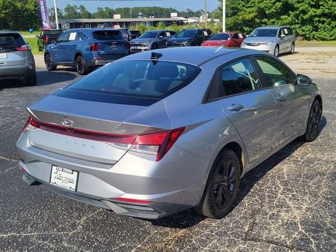 Used 2023 Hyundai Elantra SEL w/ Cargo Package FWD image 2