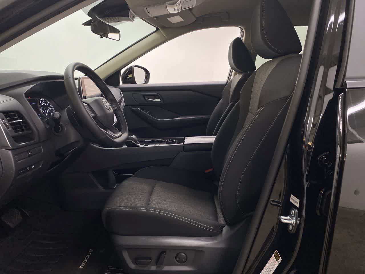 Used 2025 Nissan Rogue SV AWD/4WD image 13
