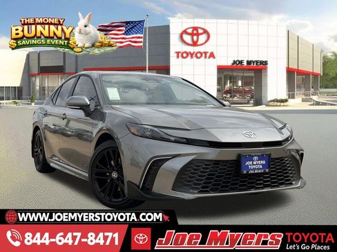 Used 2025 Toyota Camry SE image 1