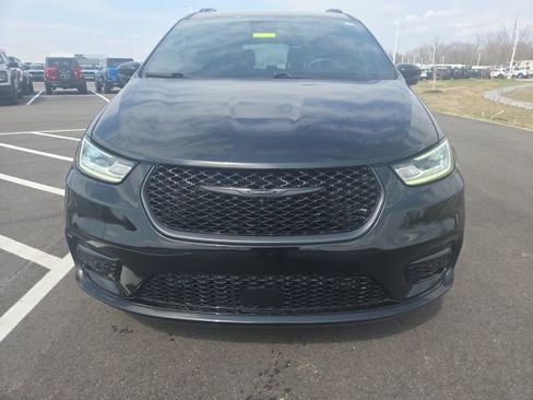 Used 2023 Chrysler Pacifica Limited w/ Uconnect Theater Family Group image 3